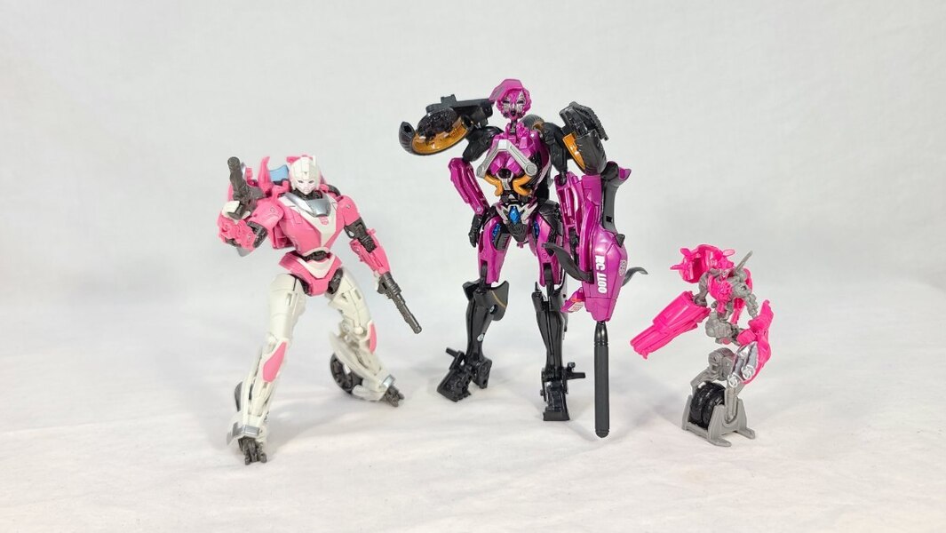 TF Collector Studio Series 85 Arcee Review  (10 of 13)